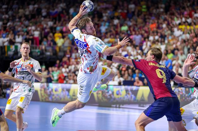 14 06 2025, Handball, Semi-final TruckScout24 EHF FINAL4, LANXESS arena Cologne, FC Barcelona SC Magdeburg Albin Lagergren Magdeburg 21 vs Jonathan Carlsbogard Barca FC Barcelona ESP 09 Nordrhein Westfalen Germany