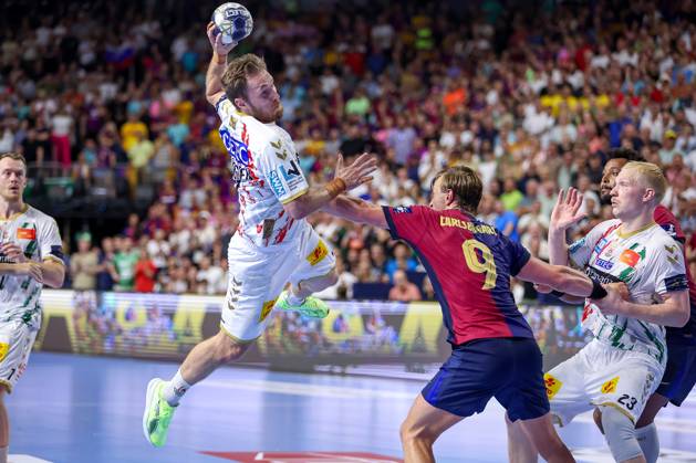 14 06 2025, Handball, Semi-final TruckScout24 EHF FINAL4, LANXESS arena Cologne, FC Barcelona SC Magdeburg Albin Lagergren Magdeburg 21 vs Jonathan Carlsbogard Barca FC Barcelona ESP 09 Nordrhein Westfalen Germany