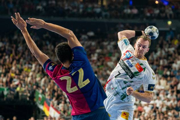 14 06 2025, Handball, Men, Truckscout 24 EHF Final4 2024, Champions League, Final Four 2024, EHF, semi-final, FC Barcelona SC Magdeburg, Thiagus Petrus Goncalves dos Santos FC Barcelona, left against Felix Claar SC Magdeburg, right Cologne Lanxess Arena North Rhine-Westphalia Germany