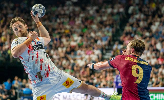 14 06 2025, Handball, Men, Truckscout 24 EHF Final4 2024, Champions League, Final Four 2024, EHF, semi-final, FC Barcelona SC Magdeburg, Albin Lagergren SC Magdeburg, left against Jonathan Carlsbogard FC Barcelona, right Cologne Lanxess Arena North Rhine-Westphalia Germany