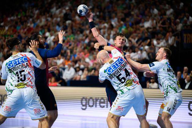 Cologne, Germany Handball EHF CL Final 4 Semifinal Barca SC Magdeburg Jonathan Carlsbogard Barcelona with the pass to Luis Frade Barcelona , Antonio Serradilla Cuenca SC Magdeburg , Oscar Bergendahl SC Magdeburg , Omar Ingi Magnusson SC Magdeburg in defense Cologne Lanxess Arena Nordrhein Westfalen Germany
