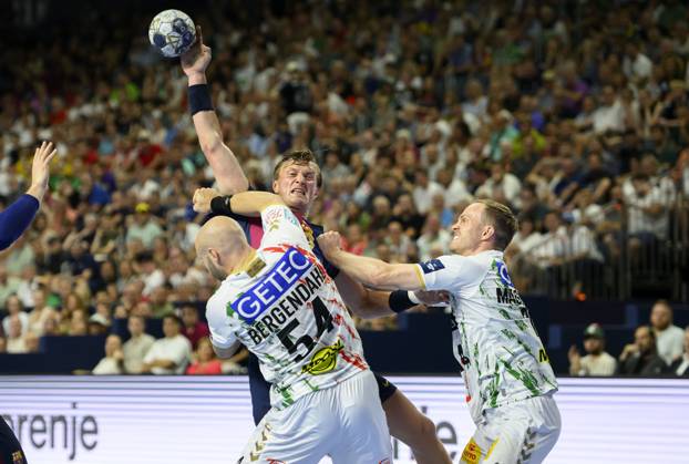 from l Oscar BERGENDAHL MD , Jonathan CARLSBOGARD Barca , Omar Ingi MAGNUSSON MD action, duel, Handball Champions League Final Four 2025, semi-final, FC Barcelona Barca SC Magdeburg MD , on 14 06 2025 in Cologne Germany Â
