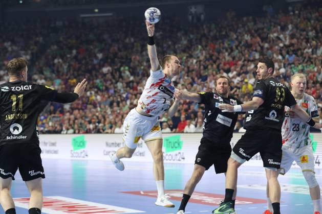 15 06 2025, xtgx, Handball, EHF Champions League Final, Füchse Berlin SC Magdeburg v l Felix Claar Magdeburg, 7 wirft Tor, Torschuetze, erzielt Tor, Treffer, scores the goal Koeln