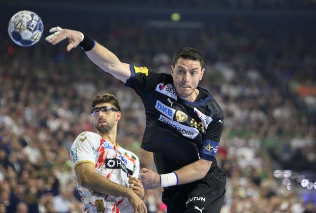 v l Antonio SERRADILLA CUENCA MD , Mijajlo MARSENIC B throw, action, duel, Handball Champions League Final Four 2025, Final, Fuechse Berlin B SC Magdeburg MD , on 15 06 2025 in Cologne Germany Â