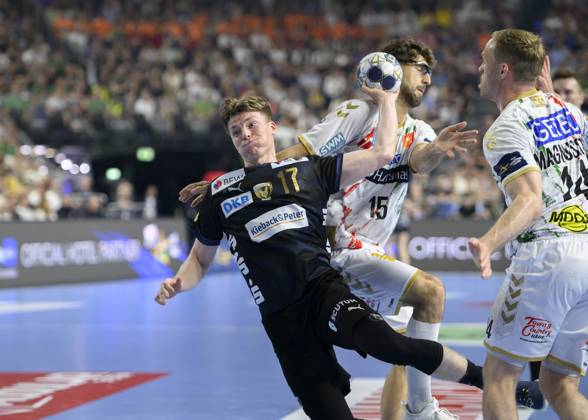 v l Nils LICHTLEIN B , Antonio SERRADILLA CUENCA MD , Omar Ingi MAGNUSSON MD Throw, action, duel, Handball Champions League Final Four 2025, Final, Fuechse Berlin B SC Magdeburg MD , on 15 06 2025 in Cologne Germany Â