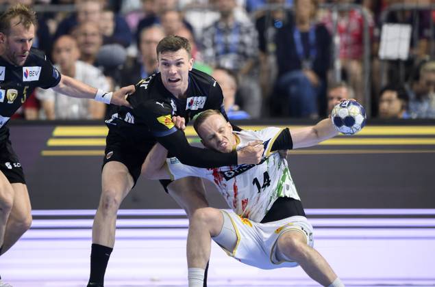 from l Max DARJ B , Lasse ANDERSSON B , Omar Ingi MAGNUSSON MD action, duel, Handball Champions League Final Four 2025, Final, Fuechse Berlin B SC Magdeburg MD , on 15 06 2025 in Cologne Germany Â