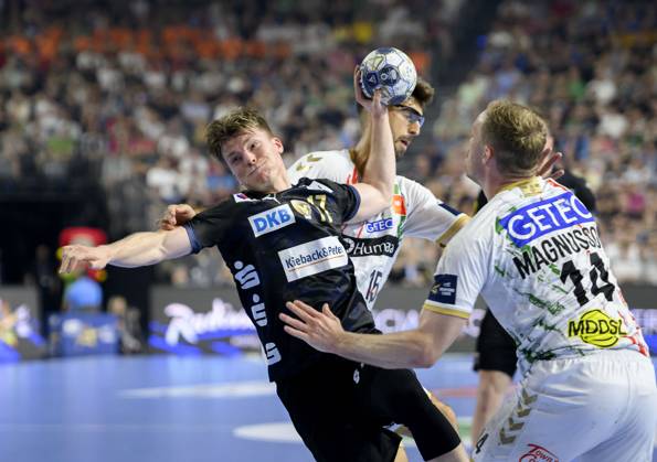 v l Nils LICHTLEIN B , Antonio SERRADILLA CUENCA MD , Omar Ingi MAGNUSSON MD Throw, action, duel, Handball Champions League Final Four 2025, Final, Fuechse Berlin B SC Magdeburg MD , on 15 06 2025 in Cologne Germany Â
