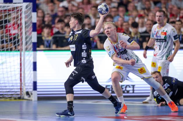 15 06 2025, Handball, Final TruckScout24 EHF FINAL4, LANXESS arena Cologne, Füchse Berlin SC Magdeburg Nils Lichtlein Fuechse Berlin 17 Magnus Saugstrup Jensen Magdeburg 23 North Rhine-Westphalia Germany