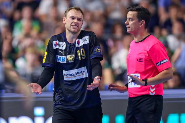 15 06 2025, Handball, Final TruckScout24 EHF FINAL4, LANXESS arena Cologne, Füchse Berlin SC Magdeburg Mathias Gidsel Fuechse Berlin 19 dissatisfied next to referee North Rhine-Westphalia Germany