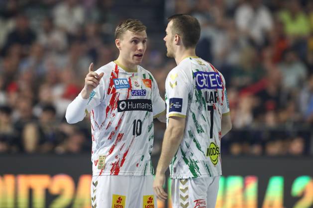 15 06 2025, xtgx, Handball, EHF Champions League Final, Füchse Berlin SC Magdeburg v l Gisli Thorgeir Kristjansson Magdeburg, 10 , Felix Claar Magdeburg, 7 gives instructions, gestures with his arms, gesticulates, gives instructions Koeln