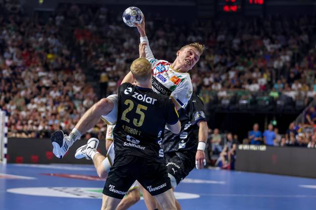 15 06 2025, Handball, Final TruckScout24 EHF FINAL4, LANXESS arena Cologne, Füchse Berlin SC Magdeburg Matthes Langhoff Fuechse Berlin 25 vs Gisli Kristjansson Magdeburg 10 North Rhine-Westphalia Germany