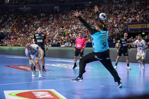 15 06 2025, Handball, Final TruckScout24 EHF FINAL4, LANXESS arena Cologne, Füchse Berlin SC Magdeburg Omar Ingi Magnusson Magdeburg 14 throws on goal by goalkeeper Dejan Milosavljev Fuechse Berlin 96 North Rhine-Westphalia Germany