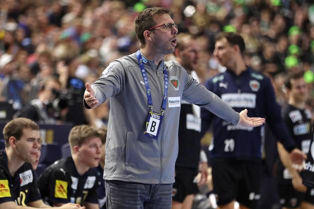 15 06 2025, Handball, Final TruckScout24 EHF FINAL4, LANXESS arena Cologne, Füchse Berlin SC Magdeburg Head coach Jaron Siewert Fuechse Berlin gesticulating North Rhine-Westphalia Germany