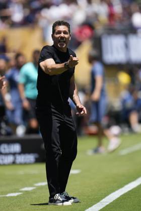Paris Saint-Germain FC v Club Atletico de Madrid: Group B - FIFA Club World Cup 2025 PASADENA, CALIFORNIA - JUNE 15: Diego Pablo Cholo Simeone head coach of Atletico de Madrid reacts during the FIFA Club World Cup 2025 group B match between Paris Saint-Germain FC and Club Atletico de Madrid at Rose Bowl Stadium on June 15, 2025 in Pasadena, California. Jose Hernandez Anadolu California United States. Editorial use only. Please get in touch for any other usage. Copyright: x2025xAnadoluxJosexHernandezx