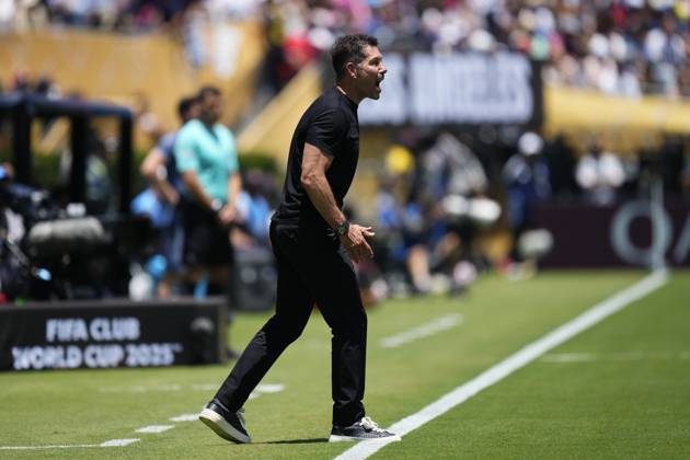 Paris Saint-Germain FC v Club Atletico de Madrid: Group B - FIFA Club World Cup 2025 PASADENA, CALIFORNIA - JUNE 15: Diego Pablo Cholo Simeone head coach of Atletico de Madrid during the FIFA Club World Cup 2025 group B match between Paris Saint-Germain FC and Club Atletico de Madrid at Rose Bowl Stadium on June 15, 2025 in Pasadena, California. Jose Hernandez Anadolu California United States. Editorial use only. Please get in touch for any other usage. Copyright: x2025xAnadoluxJosexHernandezx