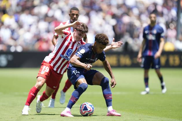 Paris Saint-Germain FC v Club Atletico de Madrid: Group B - FIFA Club World Cup 2025 PASADENA, CALIFORNIA - JUNE 15: Julian Alvarez centre-forward of Atletico de Madrid and Argentina and Desire Doue left winger of PSG and France compete for the ball during the FIFA Club World Cup 2025 group B match between Paris Saint-Germain FC and Club Atletico de Madrid at Rose Bowl Stadium on June 15, 2025 in Pasadena, California. Jose Hernandez Anadolu California United States. Editorial use only. Please get in touch for any other usage. Copyright: x2025xAnadoluxJosexHernandezx