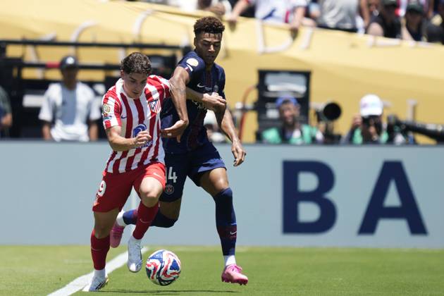 Paris Saint-Germain FC v Club Atletico de Madrid: Group B - FIFA Club World Cup 2025 PASADENA, CALIFORNIA - JUNE 15: Julian Alvarez centre-forward of Atletico de Madrid and Argentina and Desire Doue left winger of PSG and France compete for the ball during the FIFA Club World Cup 2025 group B match between Paris Saint-Germain FC and Club Atletico de Madrid at Rose Bowl Stadium on June 15, 2025 in Pasadena, California. Jose Hernandez Anadolu California United States. Editorial use only. Please get in touch for any other usage. Copyright: x2025xAnadoluxJosexHernandezx