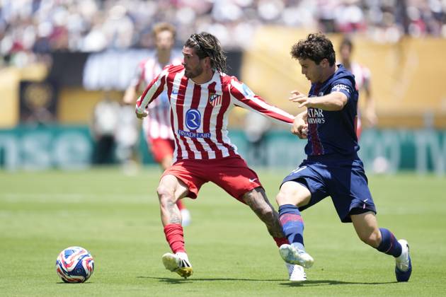 Paris Saint-Germain FC v Club Atletico de Madrid: Group B - FIFA Club World Cup 2025 PASADENA, CALIFORNIA - JUNE 15: Rodrigo de Paul central midfield of Atletico de Madrid and Argentina and Joao Neves defensive midfield of PSG and Portugal compete for the ball during the FIFA Club World Cup 2025 group B match between Paris Saint-Germain FC and Club Atletico de Madrid at Rose Bowl Stadium on June 15, 2025 in Pasadena, California. Jose Hernandez Anadolu California United States. Editorial use only. Please get in touch for any other usage. Copyright: x2025xAnadoluxJosexHernandezx