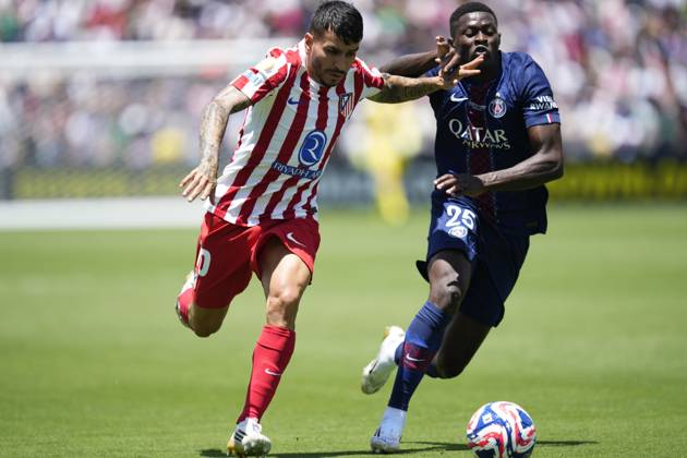 Paris Saint-Germain FC v Club Atletico de Madrid: Group B - FIFA Club World Cup 2025 PASADENA, CALIFORNIA - JUNE 15: Angel Correa right winger of Atletico de Madrid and Argentina and Nuno Mendes left-back of PSG and Portugal compete for the ball during the FIFA Club World Cup 2025 group B match between Paris Saint-Germain FC and Club Atletico de Madrid at Rose Bowl Stadium on June 15, 2025 in Pasadena, California. Jose Hernandez Anadolu California United States. Editorial use only. Please get in touch for any other usage. Copyright: x2025xAnadoluxJosexHernandezx