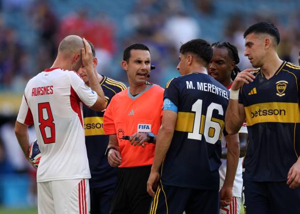 Miami Gardens, USA, 16th June 2025. Players surround referee Cesar Arturo Ramos during the CA Boca Juniors vs SL Benfica FIFA Club World Cup match at Hard Rock Stadium, Miami Gardens. Picture credit should read: David Klein Sportimage EDITORIAL USE ONLY. No use with unauthorised audio, video, data, fixture lists, club league logos or live services. Online in-match use limited to 120 images, no video emulation. No use in betting, games or single club league player publications. SPI_DK_102_Boca_Juniors_Benfica SPI-3984-0101