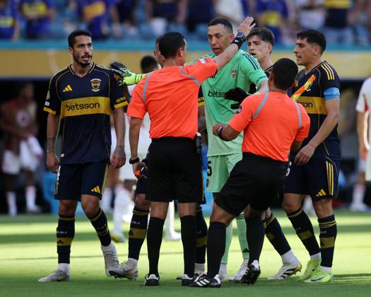 Miami Gardens, USA, 16th June 2025. Players surround referee Cesar Arturo Ramos during the CA Boca Juniors vs SL Benfica FIFA Club World Cup match at Hard Rock Stadium, Miami Gardens. Picture credit should read: David Klein Sportimage EDITORIAL USE ONLY. No use with unauthorised audio, video, data, fixture lists, club league logos or live services. Online in-match use limited to 120 images, no video emulation. No use in betting, games or single club league player publications. SPI_DK_134_Boca_Juniors_Benfica SPI-3984-0133