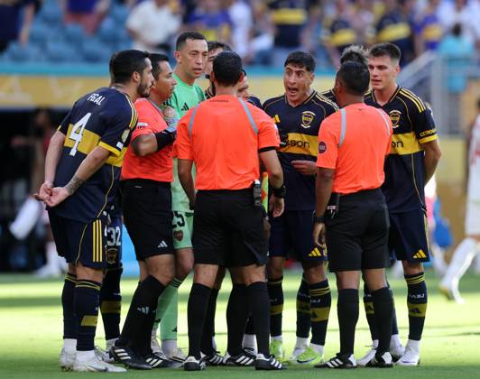 Miami Gardens, USA, 16th June 2025. Players surround referee Cesar Arturo Ramos during the CA Boca Juniors vs SL Benfica FIFA Club World Cup match at Hard Rock Stadium, Miami Gardens. Picture credit should read: David Klein Sportimage EDITORIAL USE ONLY. No use with unauthorised audio, video, data, fixture lists, club league logos or live services. Online in-match use limited to 120 images, no video emulation. No use in betting, games or single club league player publications. SPI_DK_136_Boca_Juniors_Benfica SPI-3984-0135