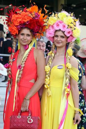 17 06 2025, Ascot, Windsor, GBR Fashion Women with hats at the racecourse Ascot racecourse spectators, visitors, audience, fashion, fashionable, elegance, elegant, hats, women 250617D481ROYAL ASCOT JPG