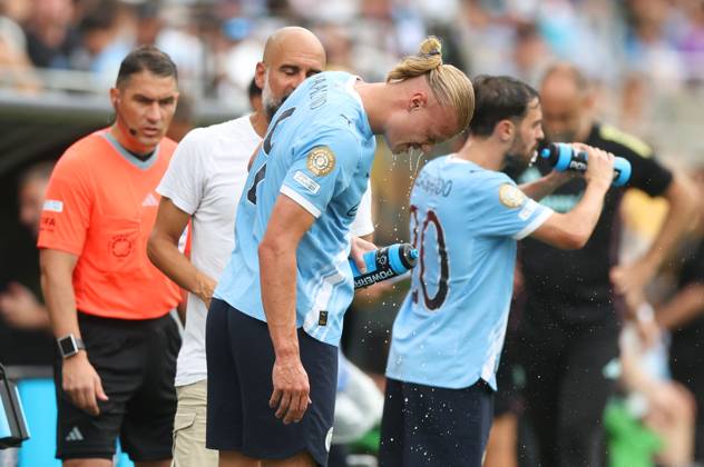 Orlando, USA, 26th June 2025. Erling Haaland of Manchester City attempts to keep cool during the Juventus vs Manchester City FIFA Club World Cup match at Camping World Stadium, Orlando. Picture credit should read: David Klein Sportimage EDITORIAL USE ONLY. No use with unauthorised audio, video, data, fixture lists, club league logos or live services. Online in-match use limited to 120 images, no video emulation. No use in betting, games or single club league player publications. SPI_095_DK_Juventus_Man_City SPI-3993-0094