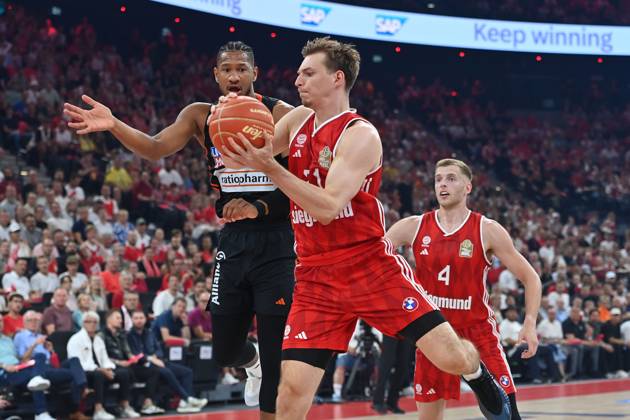 Justus HOLLATZ FCB , action,duel against Karim JALLOW UL Basketball BBL,season 2024 2025 5 final, FC Bayern Muenchen Ratiopharm Ulm 81 77 on 26 06 2025, S A P G A R D EN