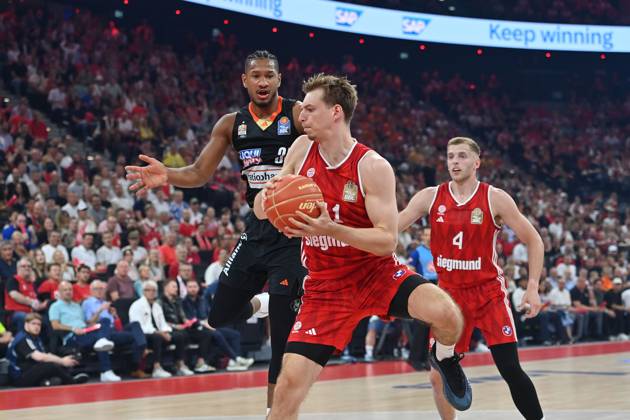 Justus HOLLATZ FCB , action,duel against Karim JALLOW UL Basketball BBL,season 2024 2025 5 final, FC Bayern Muenchen Ratiopharm Ulm 81 77 on 26 06 2025, S A P G A R D EN