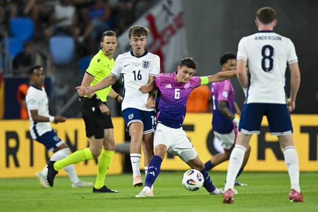 BRATISLAVA - Referee Sander van der Eijk, Jack Hinshelwood of England U21, U 21 Hayden Hackney of England U21 (l-r) at the National Football Stadium during the Under-21 European Championship, EM, Europameisterschaft final between Young England and Young Germany. ANP Hollandse Hoogte UEFA European Under-21 Championship 2025 Final 2024 25 xVIxANPxSportx xGerritxvanxKeulenxIVx 530647023 originalFilename: 530647023.jpg