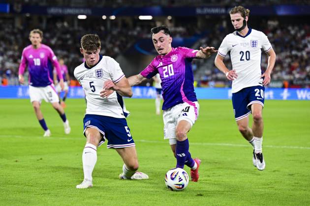 BRATISLAVA - Charlie Cresswell of England U21, U 21 Paul Nebel of Germany U21(l-r) at the National Football Stadium during the Under-21 European Championship, EM, Europameisterschaft final between Young England and Young Germany. ANP Hollandse Hoogte UEFA European Under-21 Championship 2025 Final 2024 25 xVIxANPxSportx xGerritxvanxKeulenxIVx 530648433 originalFilename: 530648433.jpg