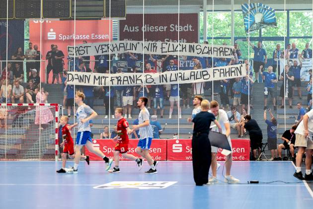 29 06 2025, 2 Handball Bundesliga, Catch-up match, TuSEM Essen Dessau Rosslauer HV 06, At the entrance of the teams fans from Dessau hold up a banner with the inscription Erst verhaun wir euch in scharen, dann mit Frank B In Urlaub fahren, Protest an HBL Geschäftsführer Frank Bohmann, Essen Sporthalle Am Hallo NRW Deutschland xRHR FOTO DEx Copyright: DennisxEwert RHR-FOTOx RHR-FOTO DE