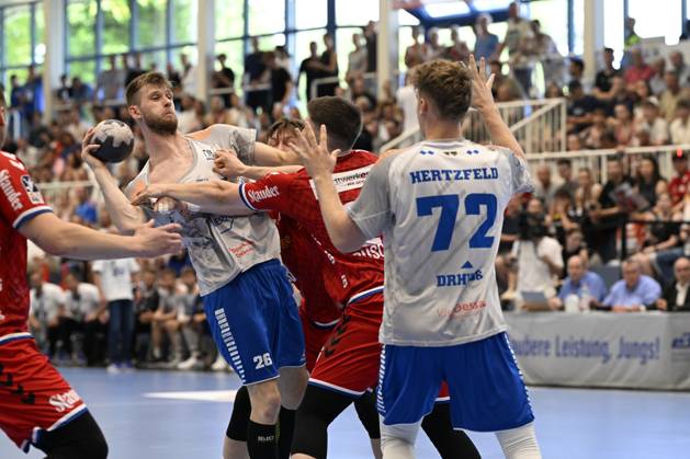 GER, 2 HBL, replay, Tusem Essen vs Dessau Rosslauer HV 06 29 6 2025 Essen, Sporthalle am Hallo, GER, 2 HBL, replay, Tusem Essen vs Dessau Rosslauer HV 06 2 HBL regulations prohibit any use of photographs as image sequences and or quasi video in the picture Yannick Danneberg Dessau Rosslauer HV06 26 vs Dennis Szczesny Tusem Essen 22 NordphotoxGmbHx xFreund nph00018