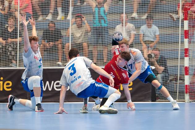 29 06 2025, 2 Handball Bundesliga, Catch-up match, TuSEM Essen Dessau Rosslauer HV 06, f l Tim Maximilian Hertzfeld Dessau Rosslauer HV 06 , Fynn Gonschor Dessau Rosslauer HV 06 , Valentin Clarius TuSEM Essen , Luka Baumgart Dessau Rosslauer HV 06 , Essen Sporthalle Am Hallo NRW Germany xRHR PHOTO DEx Copyright: DennisxEwert RHR-FOTOx RHR-FOTO DE