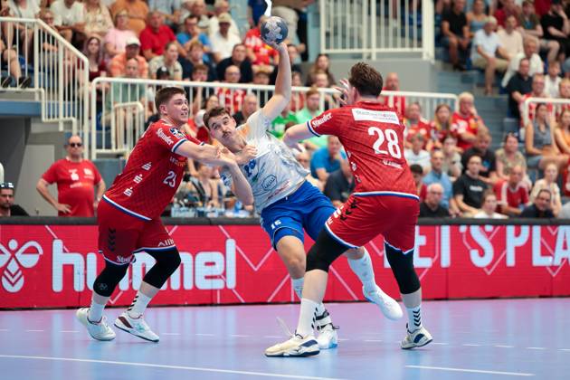 29 06 2025, 2 Handball Bundesliga, Catch-up match, TuSEM Essen Dessau Rosslauer HV 06, f l Luis Buschhaus TuSEM Essen , Marcel Nowak Dessau Rosslauer HV 06 , Valentin Clarius TuSEM Essen , Essen Sporthalle Am Hallo NRW Germany xRHR PHOTO DEx Copyright: DennisxEwert RHR-FOTOx RHR-FOTO DE