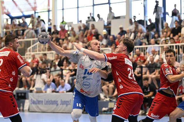 GER, 2 HBL, Repechage, Tusem Essen vs Dessau Rosslauer HV 06 29 6 2025 Essen, Sporthalle am Hallo, GER, 2 HBL, Repechage, Tusem Essen vs Dessau Rosslauer HV 06 2 HBL regulations prohibit any use of photographs as image sequences and or quasi video in picture Vincent Bülow Dessau Rosslauer HV06 10 vs Valentin Clarius Tusem Essen 28 NordphotoxGmbHx xFreund nph00018