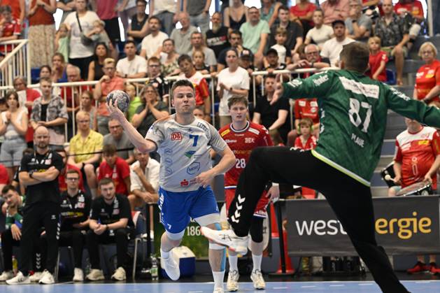 GER, 2 HBL, replay, Tusem Essen vs Dessau Rosslauer HV 06 29 6 2025 Essen, Sporthalle am Hallo, GER, 2 HBL, replay, Tusem Essen vs Dessau Rosslauer HV 06 2 HBL regulations prohibit any use of photographs as image sequences and or quasi video in the picture Carl Phillip Haake Dessau Rosslauer HV06 7 vs goalkeeper Dominik Plaue Tusem Essen 87 NordphotoxGmbHx xFreund nph00018