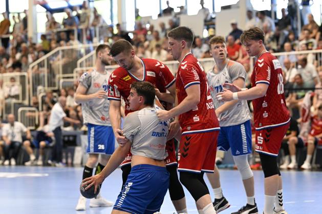 GER, 2 HBL, Repechage, Tusem Essen vs Dessau Rosslauer HV 06 29 6 2025 Essen, Sporthalle am Hallo, GER, 2 HBL, Repechage, Tusem Essen vs Dessau Rosslauer HV 06 2 HBL regulations prohibit any use of photographs as image sequences and or quasi video in the picture David Misovych Dessau Rosslauer HV06 18 against the Tusem defense with Dennis Szczesny Tusem Essen 22 and Valentin Clarius Tusem Essen 28 NordphotoxGmbHx xFreund nph00018