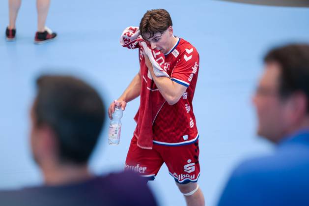 29 06 2025, 2 Handball Bundesliga, Catch-up match, TuSEM Essen Dessau Rosslauer HV 06, Felix Göttler TuSEM Essen wipes his face dry, Essen Sporthalle Am Hallo NRW Germany xRHR PHOTO DEx Copyright: DennisxEwert RHR-FOTOx RHR-FOTO DE