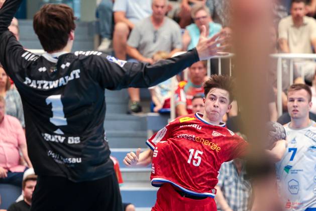 29 06 2025, 2 Handball Bundesliga, Catch-up match, TuSEM Essen Dessau Rosslauer HV 06, f l Goalkeeper Janik Patzwaldt Dessau Rosslauer HV 06 , Danilo Zunic TuSEM Essen , Essen Sporthalle Am Hallo NRW Germany xRHR PHOTO DEx Copyright: DennisxEwert RHR-FOTOx RHR-FOTO DE