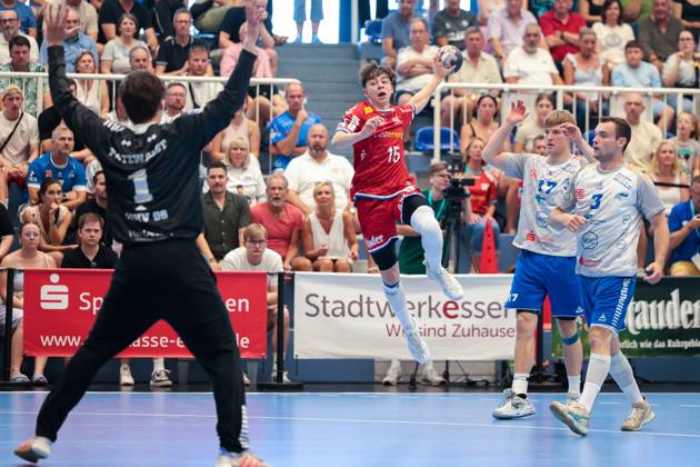 29 06 2025, 2 Handball Bundesliga, Catch-up match, TuSEM Essen Dessau Rosslauer HV 06, f l Goalkeeper Janik Patzwaldt Dessau Rosslauer HV 06 , Danilo Zunic TuSEM Essen , Essen Sporthalle Am Hallo NRW Germany xRHR PHOTO DEx Copyright: DennisxEwert RHR-FOTOx RHR-FOTO DE