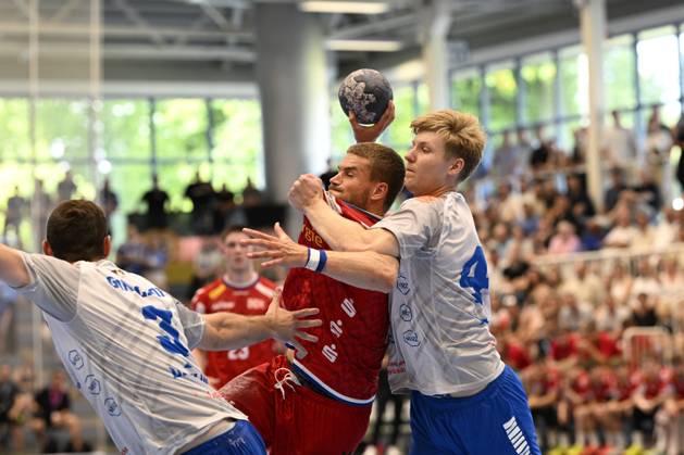 GER, 2 HBL, replay, Tusem Essen vs Dessau Rosslauer HV 06 29 6 2025 Essen, Sporthalle am Hallo, GER, 2 HBL, replay, Tusem Essen vs Dessau Rosslauer HV 06 2 HBL regulations prohibit any use of photographs as image sequences and or quasi video in the picture Julius Drachau Dessau Rosslauer HV06 44 vs Dennis Szczesny Tusem Essen 22 NordphotoxGmbHx xFreund nph00018