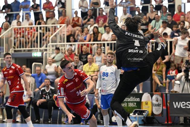 GER, 2 HBL, Repechage, Tusem Essen vs Dessau Rosslauer HV 06 29 6 2025 Essen, Sporthalle am Hallo, GER, 2 HBL, Repechage, Tusem Essen vs Dessau Rosslauer HV 06 2 HBL regulations prohibit any use of photographs as image sequences and or quasi video in picture Lev Szuharev Tusem Essen 34 vs goalkeeper Janik Patzwald Dessau Rosslauer HV06 1 NordphotoxGmbHx xFreund nph00018