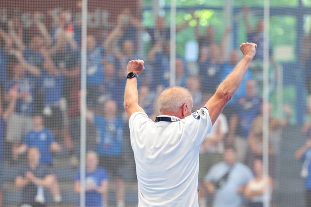 29 06 2025, 2 Handball Bundesliga, catch-up match, TuSEM Essen Dessau Rosslauer HV 06, Coach Uwe Jungandreas clenches his fists and cheers, in the background the fans cheer, Essen Sporthalle Am Hallo NRW Germany xRHR PHOTO DEx Copyright: DennisxEwert RHR-FOTOx RHR-FOTO DE