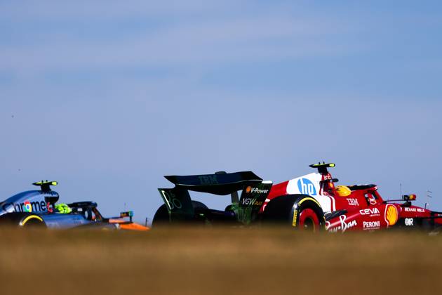 F1 - BRITISH GRAND PRIX 2025 44 HAMILTON Lewis (gbr), Scuderia Ferrari SF-25, action and 04 NORRIS Lando (gbr), McLaren F1 Team MCL39, action during the Formula 1 Qatar Airways British Grand Prix 2025, 12th round of the 2025 FIA Formula One World Championship, WM, Weltmeisterschaft from July 4 to 6, 2025 on the Silverstone Circuit, in Silverstone, United Kingdom - SilverstoneUnited Kingdom Copyright: xEricxAlonsox