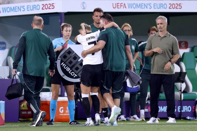 GWINN Giulia captain Germany suffered a serious injury in the first half and had to be substituted right coach WUECK Christian UEFA Womens EURO 2025 in Switzerland preliminary round match Germany Poland 2 0 on 04 07 2025 in St Gallen Copyright: xLacixPerenyix