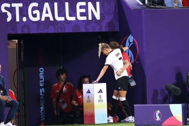 GWINN Giulia Kapitaenin Team Germany suffered a serious injury in the first half and had to be substituted UEFA Womens EURO 2025 in Switzerland Preliminary round match Germany Poland 2 0 on 04 07 2025 in St Gallen Copyright: xLacixPerenyix