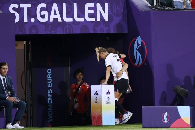 GWINN Giulia Kapitaenin Team Germany suffered a serious injury in the first half and had to be substituted UEFA Womens EURO 2025 in Switzerland Preliminary round match Germany Poland 2 0 on 04 07 2025 in St Gallen Copyright: xLacixPerenyix