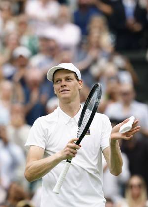 Tennis: Wimbledon championships Jannik Sinner of Italy acknowledges the crowd after beating Pedro Martinez of Spain in the men s singles third round at the Wimbledon tennis tournament in London on July 5, 2025.  A14AA0004703936P